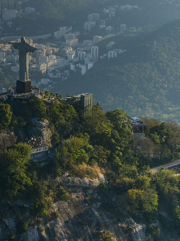 Imagem aérea do Rio de Janeiro em destaque no fundo da página inicial